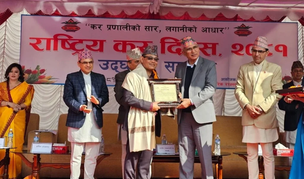 नबिल बैंक ८ औं पटक सबैभन्दा बढी कर तिर्ने बैंकका रूपमा सम्मानित