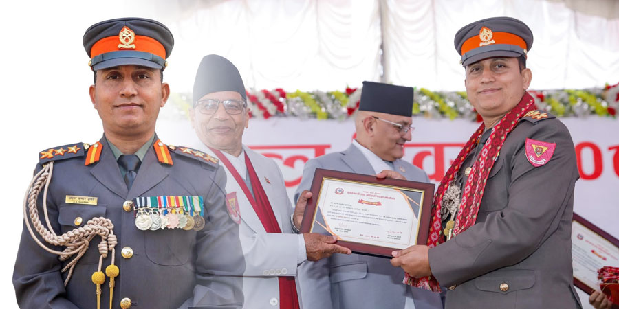 सशस्त्र प्रहरीका एसपी अरुण शर्मा नगदसहित सम्मानित