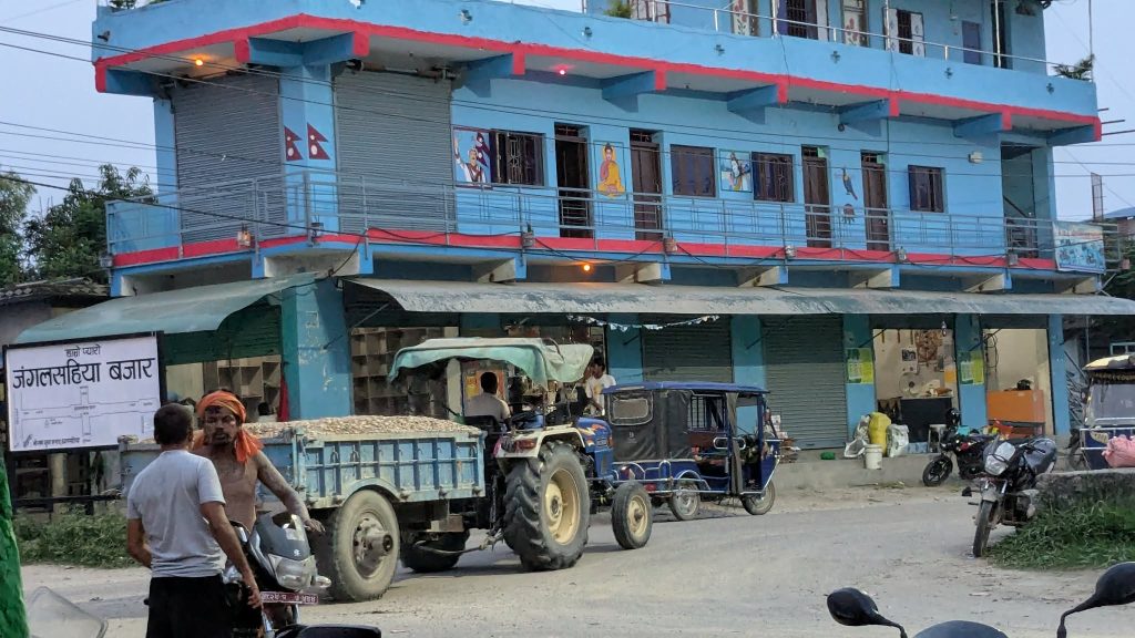 ‘सेटिङ’को आडमा लालबकैया दोहन : टेण्डरबिनै दैनिक सयौं ट्र्याक्टर गिटी–बालुवा निकासी