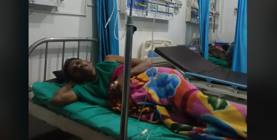 २० महिनादेखि तलब नपाएका कर्मचारी क्यान्सरसँग जुध्दै, तलबको माग गर्दै नगरपालिकामा तालाबन्दी