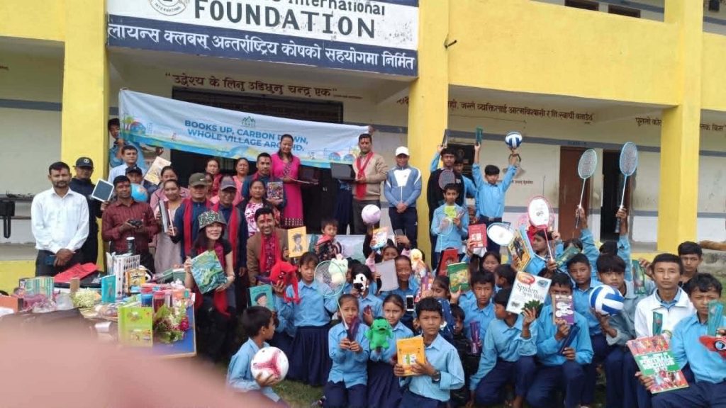 हिमालय हब एडभेन्चरद्वारा गोरखाको विद्यालयमा ल्यापटप, आइप्याड र आइफोन हस्तान्तरण