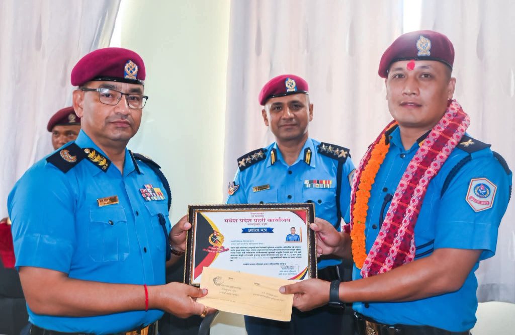 सिरहा महेशपुर पतारका इन्सपेक्टर मल्ल असार महिनाको ‘सर्वोत्कृष्ट प्रदेश प्रहरी’ घोषित