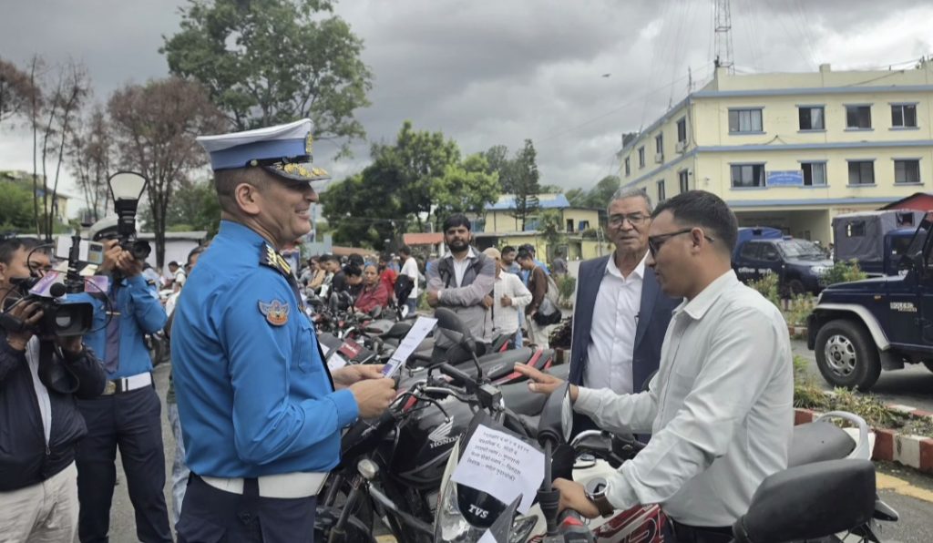 ७ वर्षपछि फेला पर्यो राष्ट्रिय परिचयपत्र विभागको चोरी भएको मोटरसाइकल, ट्राफिकले धनीलाई बुझायो