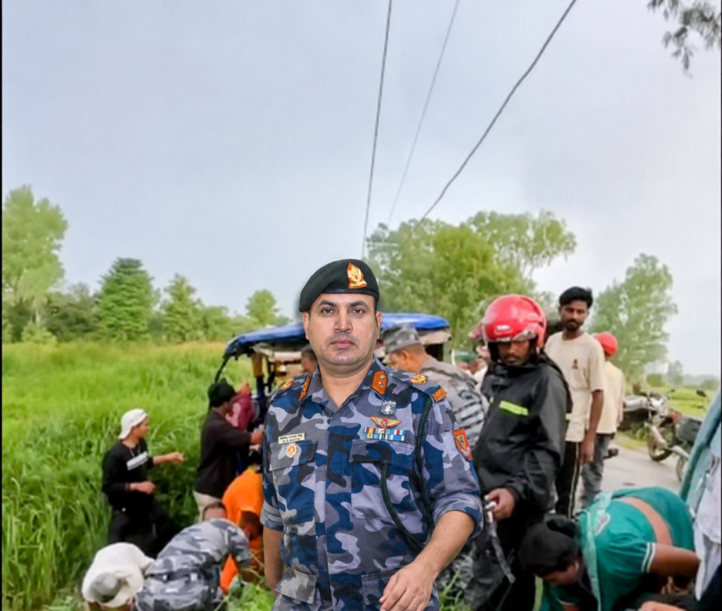 दुर्घटनास्थलमै डीआईजी भट्टको मानवता : आफैं उद्धारमा खटिए, घाइतेलाई आफ्नै गाडीमा अस्पताल पुर्याए