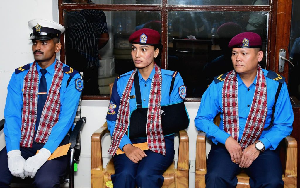 ड्युटीमा खटिएका प्रहरीमाथि हातपात गर्ने युवकलाई कानुनी दायरामा ल्याउने तीन प्रहरी पुरस्कृत