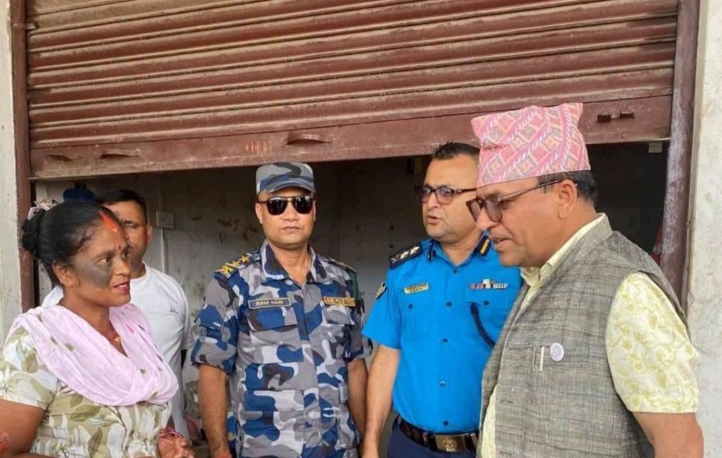 गृहको निर्देशनपछि रौतहटमा ग्यास डिलरमाथि प्रशासनको कडा निगरानी, १७ ठाउँमा छड्के