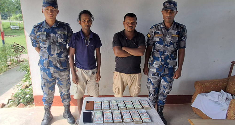 सीमाबाट स्रोत नखुलेको १३ लाख रुपैयाँसहित दुई जना पक्राउ
