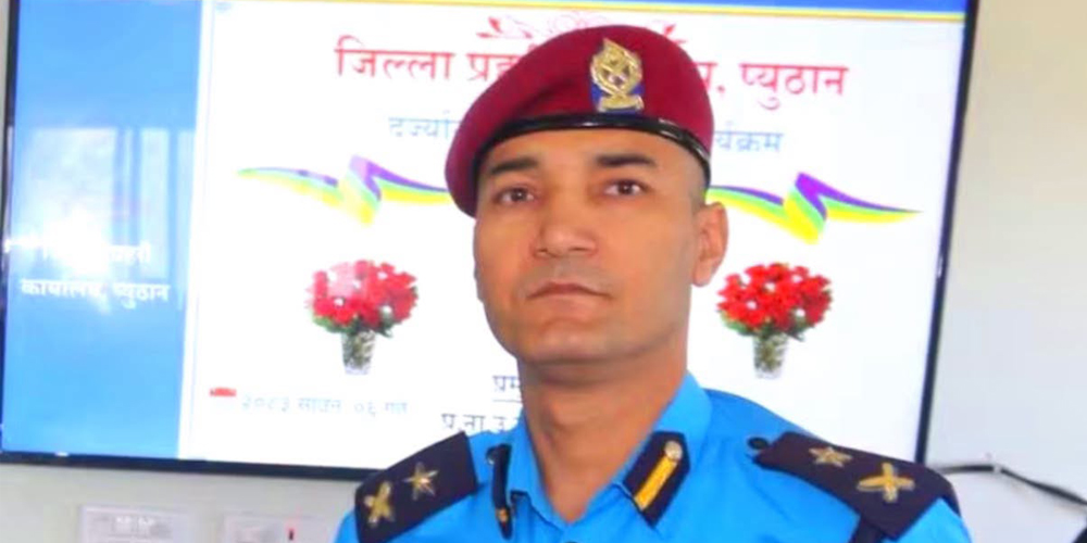 डिएसपी नरहरी अधिकारी साउन महिनाको उत्कृष्ट प्रहरी