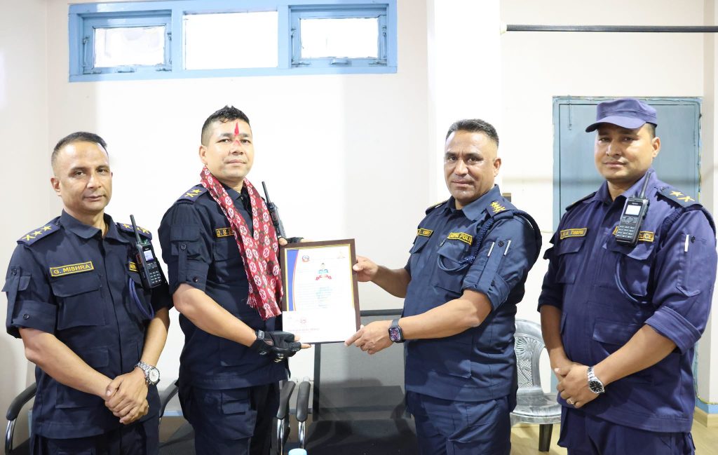 अपराध नियन्त्रणमा उत्कृष्ट काम, डीएसपी सिंहलाई ‘पुलिस अफ द मन्थ’