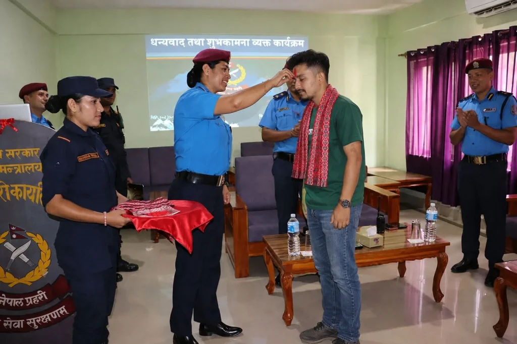 प्रहरी प्रमुखसँग निकटता देखाउन एआईबाट तस्वीर बनाएर फेसबुकमा राखे, झापाबाट पक्राउ