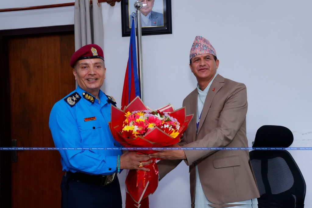 शर्माले सम्हाले गृह प्रशासनको कमान्ड, आइजीपीद्वयले गरे स्वागत