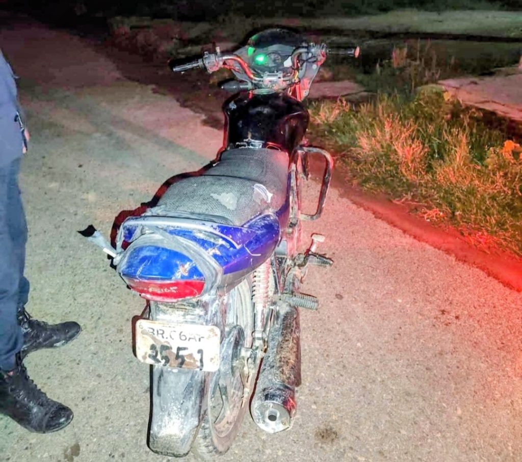मोटरसाइकल चोर्न आएका चोर आफ्नै बाइक र चप्पल छाडेर भागे