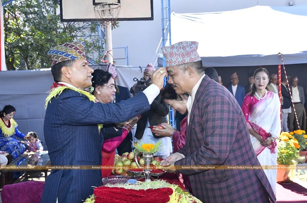 सशस्त्र प्रहरी महानिरीक्षक पौडेलले लगाए कर्मचारी र परिवारजनलाई दसैँको टीका