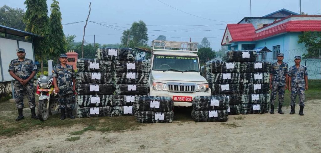 सिरहामा एक टनभन्दा बढी गाँजा बरामद, तस्करले छाडे बोलेरो र मोटरसाइकल