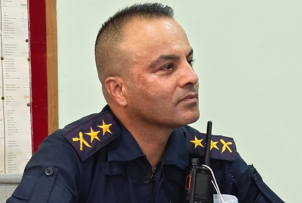 प्रहरीलाई विवाह छुटाउन दबाब, नमानेपछि प्रहरी कार्यालय घेर्ने धम्की दिएको एसपी खड्काको आरोप